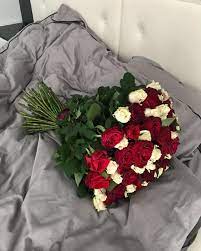 Amore, passione, eleganza, raffinatezza, un connubio indissolubile di sentimenti possono essere racchiusi in questo mazzo di rose rosse. Pin By Natali On Kviti Luxury Flowers Beautiful Bouquet Of Flowers Flowers Bouquet Gift