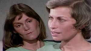 #LaMadrastra (Canal 13, 1981)., Dirección general: Óscar Rodríguez.,  Dirección actoral: Ramón Núñez., Guión: Arturo Moya Grau., Marcia (Jael  Unger) es citada por el alcaide (Mario Montilles) de la ...