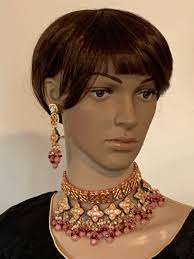 Handgemacht/zwei rosa Perlen/pfirsichgrün creme meenakari/weißer  Stein/roter Stein/weiße Perle/lange Ohrringe/weiße Perle