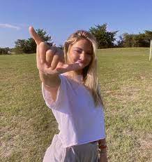 Madelyn_cline___ 19.year👌🌈single.naughty🔥hey if you want to have fun with me click and register here for free Outer Banks Stars Madelyn Cline Chase Stokes Thank Fans Following Season Two Announcement