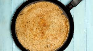 Noi le prepariamo con l'acqua, ma se il problema è per esempio un'intolleranza alimentare o un'allergia, potete anche usare oltre a togliere il latte, se le volete senza lattosio potete anche fare le crêpes senza il burro. Crepes Vegane 5 Ricette Dolci E Salate Senza Uova Burro E Latte