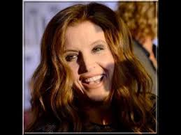 "Indifferent" by Lisa-Marie Presley, (Montage par Jmd).