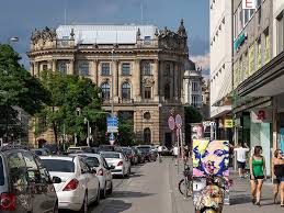 Die Wahrzeichen Der Isarmetropole Sind Gegenstand Unzahliger Postkartenmotive Die Zwei Turme Der Frauenkirche Die Wasserf Munich Scenes Street View