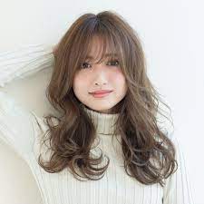 強めウェーブ シースルーバングでクールな色気を放つ愛されロングに変身 マキアオンライン maquia online ロングパーマ ロング パーマ ヘアスタイル