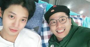 김준호는 대전 출신으로 1995년 연극 배우로 첫 데뷔하였고 이듬해 1996년 sbs 5기 공채 개그맨으로 정식 데뷔하였으나 군복무를 하고 제대한후 1999년 kbs 14기로 이적하였는데 본인이 sbs 공채 5기. ê°œê·¸ë§¨ ê¹€ì¤€í˜¸ ì Šì€ì‹œì ˆ ë° ì´í˜¼ì‚¬ìœ  ë©œë¡ í•˜ìš°ìŠ¤
