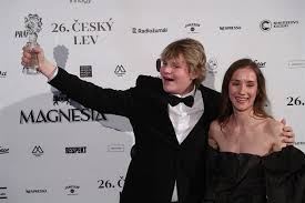 Za výkon v omerzuově filmu všechno bude obdržela roku 2018 českého lva pro nejlepší herečku ve vedlejší roli. Fotogalerie Oba Oceneni Herci Ze Snimku Vsechno Bude Eliska Krenkova Dostala Ceskeho Lva