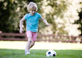 73 23 sport ball rasen. Fussball Spielen Lernen In Bildern Babycenter