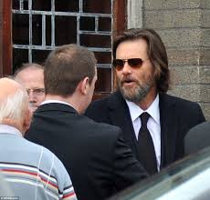 Pet detective' and 'the truman show.' comedian and actor jim carrey was born in newmarket, ontario, canada, on january 17, 1962. Actorul Jim Carrey A Purtat Pe Umeri Sicriul Fostei Sale Iubite Imagini Impresionante De La Funeralii Reteaua De Stiri