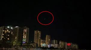 It has three distinct corners and is almost cloud like in appearance. More Mysterious Lights Appear Over Hawaii And They Re Likely Not Starlink Satellites