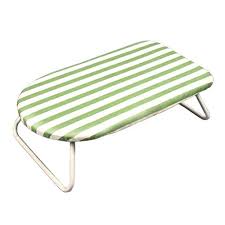 La table à repasser est souvent recouverte de tissu qui résiste à la chaleur. Mini Table Repasser