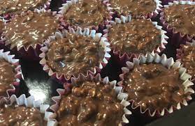 Coklat daim mempunyai rasa inti rangup yang dibentuk menggunakan campuran karamel dengan serbuk badam. Kuih Almond Nips