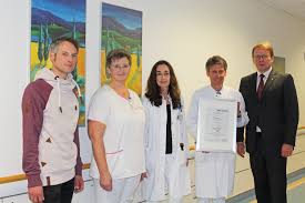 Der hausarzt in trier hat für die anerkennung des facharzttitels eine mehrjährige weiterbildung mit einer entsprechenden facharztprüfung absolviert. Spezialisten Fur Schlaganfallversorgung Erneut Ausgezeichnet Bruderkrankenhaus Trier