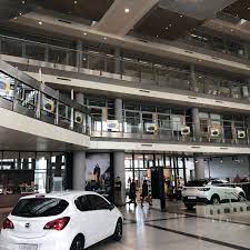 Die unternehmenszentrale ist nach einem umbau, der sowohl das foyer als auch die außenanlage betrifft, jetzt noch moderner, offener und einladender geworden. Adam Opel Haus Friedrich Lutzmann Ring 2