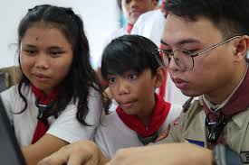 𝗕𝗔𝗦𝗘 𝟭: 𝗝𝗢𝗧𝗜 𝗦𝗶𝗺𝘂𝗹𝗮𝘁𝗶𝗼𝗻 💻 Scouts are going global today  through the JOTI Simulation. They're joining online activities that let  them connect and chat with Scouts from around the world — all