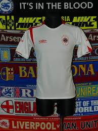 Migrar es abrir una ventana al mundo, la migración es un bien y un derecho. Royal Antwerp Football Club Home Maillot De Foot 2006 2007