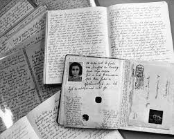 Graphiquement parlant c'est aussi intéressant car si il s'agit bien d'une bd, les auteurs ont fait le choix de mettre tel quel certains extraits et de les illustrer. Journal D Anne Frank Une Histoire Encore Mysterieuse