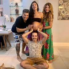 Maurício mattar, na oportunidade levou a filha, ilha, fruto do seu relacionamento com shay dufau. A Vovo Elba Ramalho E O Vovo Mauricio Mattar Ansiosos Para A Chegada Da Netinha Esmeralda Ancelmo O Globo