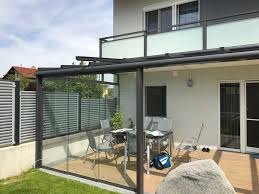 Moderne Terrassenuberdachung In Grau Mit Windschutz Zum Schieben Terassenideen Terassenentwurf Sonnenschutz Terrasse
