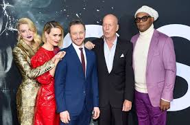 A device used to correct defects of vision or to protect the eyes that consists typically of a pair of glass or plastic lenses and the frame by. Fantasy Film Glass Finale Der Shyamalan Trilogie Feiert Premiere Panorama Stuttgarter Nachrichten