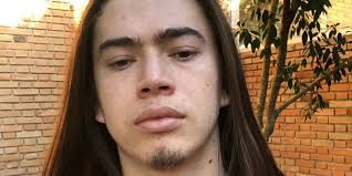 Whindersson nunes, à esquerda, ao lado de tatuagem feita por fã. Whindersson Nunes Apos Morte Do Filho Tatua O Rosto Com Homenagem
