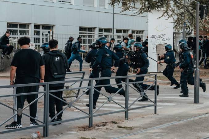 Des lycées bloqués partout en France mardi ? "Répression", "surenchère"… la mobilisation vire à l'affrontement