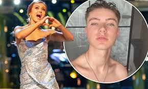 Starsessions maisie starsessions secretstars iloveteens. Strictly S Maisie Smith And Hrvy Have Already Shared Their First Smooch Daily Mail Online