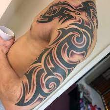 Tribal tattoos are traditionally used for aesthetics, spiritual beliefs, and markings for a ritual passage (badge of honor) for men and women, particularly tribal warriors. 125 Tribal Tatowierungen Fur Den Mann Und Seine Bedeutung