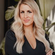 Alli Decker's Instagram, Twitter & Facebook