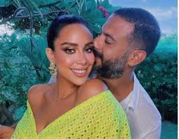 كشف الفنان محمد فرج وخطيبته الفنانة بسنت شوقي، حقيقة حدوث شجار كبير بينهما في حفل ختام الدورة الرابعة من مهرجان الجونة السينمائي، بعدما أشاع بعض الصحفيين ورواد مواقع التواصل الاجتماعي انفعال الفنانة على خطيبها بسبب. Dv8dlka Kfznkm