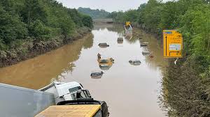 In der nacht zum samstag ist ein damm der rur gebrochen. 0zmh31njqvucwm