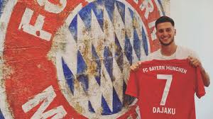 Ursprünglich mittelfeldspieler, wird er seit 2016 hauptsächlich als. Fc Bayern Statt Funfte Liga Das Ist Fcb Neuzugang Leon Dajaku Goal Com