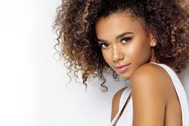 Bellus Academy Welcomes YouTube Star Elessa Vovan and Purse Buzz