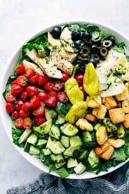 Easy Weeknight Dinner Party Delicious Italian Salad Chelsea S Messy Apron Or Pair With Annie S Red Italian Salad Recipes Italian Salad Green Salad Recipes