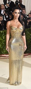 Selon le magazine us weekly, kim kardashian a demandé de le divorce ce vendredi 19 février. Met Gala 2018 Rihanna Steals The Show On Catholic Themed Red Carpet Daily Mail Online