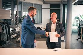 Naší vizí je být exkluzivním rodinným dealerstvím, které se výrazně odlišuje od konkurence a svými službami a péčí ji vysoce převyšuje. Hc Skoda Plzen A Autocentrum Jan Smucler Podepsaly Smlouvu O Partnerstvi Zpravy Plzen Regionplzen Cz