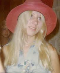 Can someone please give this picture of my girl a better bakground? TIA 🙏❤️