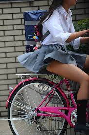 自転車通学でスカートめくり上がるJKのパンチラ盗撮したったエロ画像wwwww 