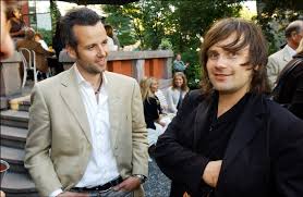 His first play, treningstimen (the training hour) debuted in 2011. Ari Behn Junto Al Fotografo Per Heimly En 2003 Casa Real El Mundo