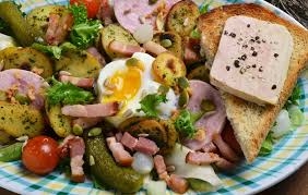 La Madelon Salade Melee Rondelles De Pommes De Terre Sautees Ail Et Persil Lardons Oeuf Poche Tomate Pommes De Terre Sautees Salade Melee Tomates Cerises