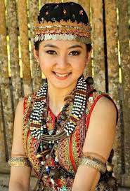 Download macam macam motif dayak kalimantan barat tato borneo kalimantan seni grafis. Keindahan Tato Ketajaman Mandau Dan Kecantikan Wanita Suku Dayak Syamsul Maarif Hs