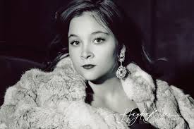 Evansville IN Senior Portrait Photographer (@haydenburns) · Evansville, IN