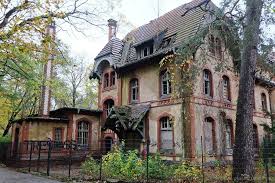 Mit go2know konnte ich die männerklinik und wirtschaftsgebäude der beelitzer heilstätten noch besuchen, bevor es durch die fortschreitende sanierung der gebäude nicht mehr möglich ist. Deutschlands Faszinierendste Ruine Die Beelitzer Heilstatten Und Sein Baumwipfel Und Zeitreisepfad Planet Hibbel