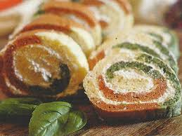 Aceasta foaie de rulada este reteta de baza, se poate umple cu diverse creme, ciocolata, branza, fructe, se poate face deasupra glazura din fondant, ciocolata, se poate pudra cu zahar. Rulada In Trei Culori