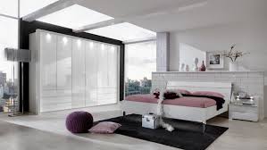 Hier wird alles ordentlich einsortiert, was für chice outfits erforderlich ist. Schlafzimmer Set Loft Schrank Bett Nachtkommode Weiss Glas