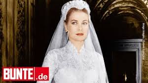 Hochzeitskleid oben frei in weiss mit schleier und weisse schuhe. Gracia Patricia Von Monaco Herzogin Kate Nahm Es Zum Vorbild Ihr Brautkleid Raubte Allen Den Atem Youtube
