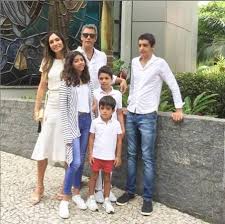 Minutos mais tarde, o apresentador repostou a imagem, dessa vez. Marcio Garcia Celebra Com A Familia Primeira Comunhao Do Filho Famosos Extra Online