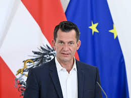 Compact clumps of green leaves send up flower spikes topped with innumerable tiny blooms in late summer, forming a dusky pink cloud that floats 12 to 18 inches above the foliage. Muckstein 1g Regel Ab Oktober Denkbar