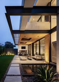 Outdoor patio roof designs range from open pergolas to setups with a full roof and ceiling, and the one that's best for you very much depends on your climate the weather conditions in your region are going to play a crucial role in determining what kind of structure or outdoor kitchen roof you need. 75 Beautiful Outdoor Kitchen Design With A Roof Extension Houzz Pictures Ideas June 2021 Houzz