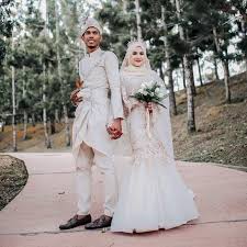 Juga jual baju pengantin muslimah, gaun pengantin hijab, gaun pengantin adat jawa, dress toko baju & kebaya pengantin couple terbaru. Wow 7 Pilihan Baju Nikah Lelaki Yang Popular Tahun 2019