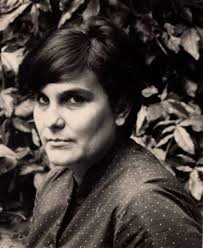 La actriz cubana Candita Quintana, comprando su arbolito de Navidad